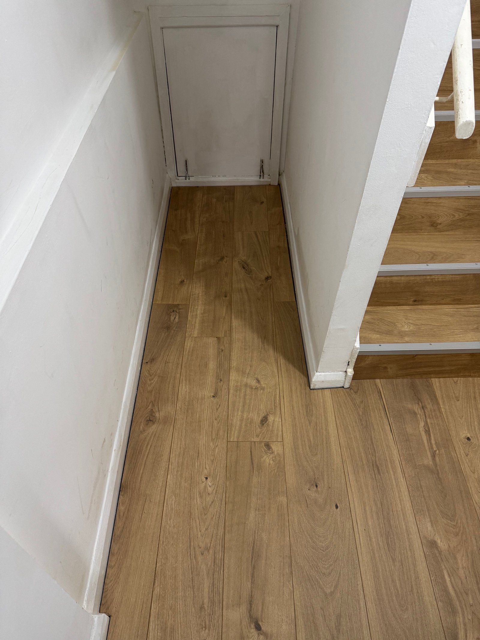 One-Bedroom Flat with Staircase - Image 2